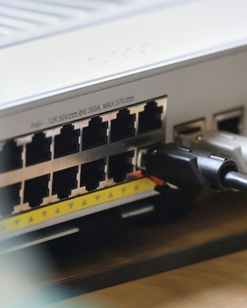 Netzwerk-Patchpanel symbolisiert IT-Störung und Softwareprobleme in Nordrhein-Westfalen durch Stromausfall.