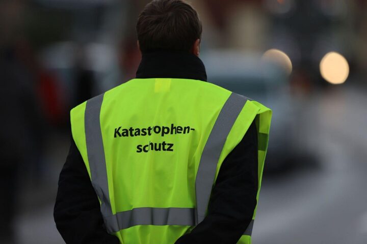 Katastrophenschutzübung mit Blaulichtorganisationen, Laiendarstellern und Verkehrsbehinderungen in Landshut.