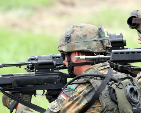 Bundeswehr-Soldaten und Polizisten bei einer gemeinsamen Terrorabwehrübung in Dachau.