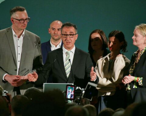 Cem Özdemir in Berlin, umgeben von Grünen, symbolisiert politischen Wandel und Jugendforderungen.