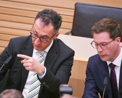 Cem Özdemir und Manuel Hagel diskutieren über grüne Regierungsbildung in Baden-Württemberg.