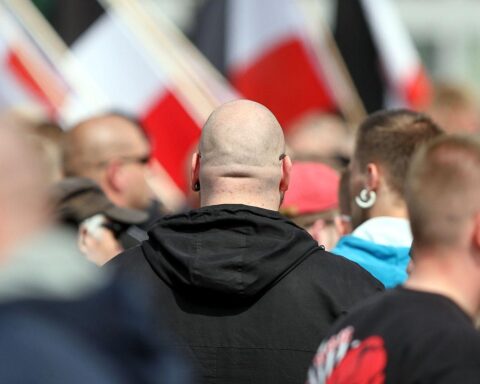 Zahlen zu rechtsmotivierten Straftaten, Proteste, Gedenkstätte, symbolische Warnung für gesellschaftliche Probleme.