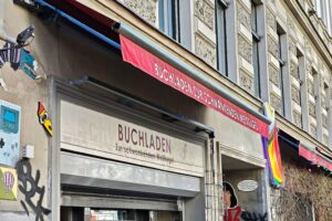 Buchladen „Zur schwankenden Weltkugel“ zeigt, wie Kulturpreise umstritten sind. Protest gegen Ausschluss sichtbar.