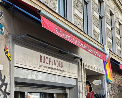 Buchladen „Zur schwankenden Weltkugel“ zeigt, wie Kulturpreise umstritten sind. Protest gegen Ausschluss sichtbar.