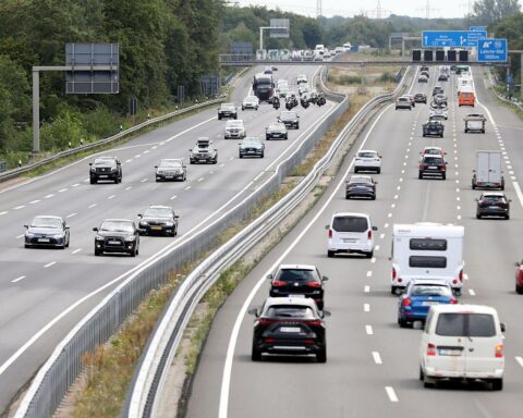 Autobahn mit Geschwindigkeitsbegrenzungsschild, symbolisiert Tempolimit-Diskussion in Deutschland und Verkehrssicherheit.