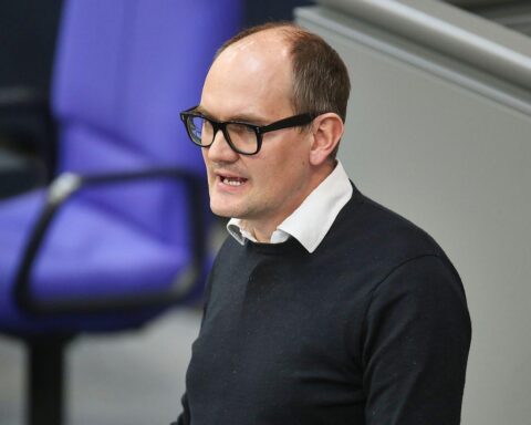 Janosch Dahmen fordert schnelle GKV-Reformen, um Beitragserhöhungen und finanzielle Risiken zu vermeiden.