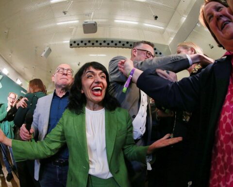 Grünen-Politikerin Claudia Müller gratuliert Cem Özdemir zu Wahlerfolg, symbolisiert Hoffnung und Klimapolitik.