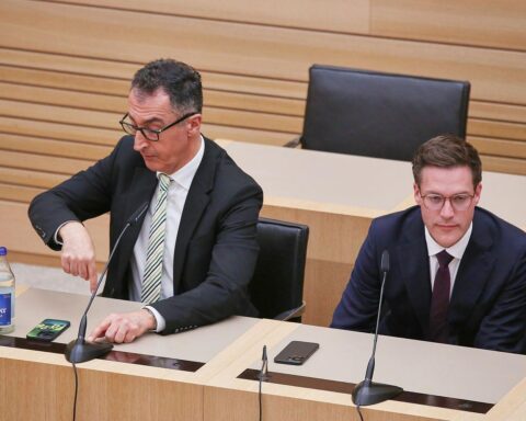 Cem Özdemir und Manuel Hagel diskutieren wichtige politische Themen in Berlin, 08.03.2026.