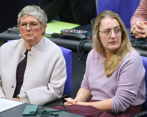 Britta Haßelmann und Katharina Dröge diskutieren über Klimaschutz und Investitionsmittel im Bundestag.