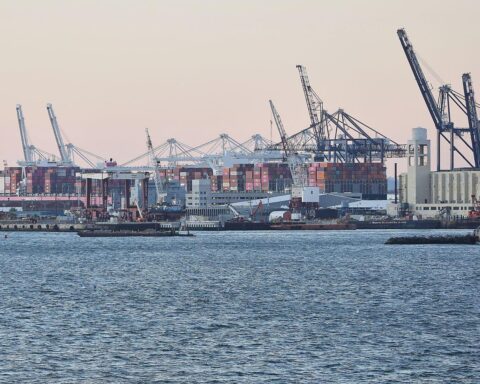 Industrieanlagen und Windräder symbolisieren die neue Wirtschaftsstrategie der Grünen in Deutschland.