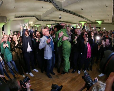 Florian Kollmann jubelt, feiert Wahlsieg der Grünen in Baden-Württemberg, vor Wähler*innen und Unterstützern.