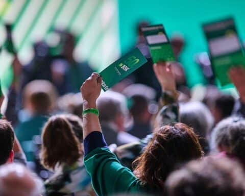 Grüne Mitglieder stimmen über Satzungsreform ab: demokratische Veränderungen für zukünftige Parteitage.