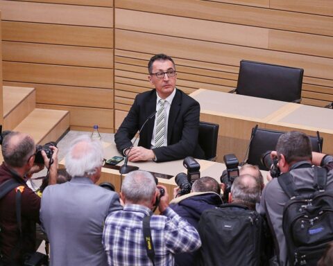 Cem Özdemir feiert Wahlerfolg, während Daniel Günther die CDU-Zuwächse kommentiert.