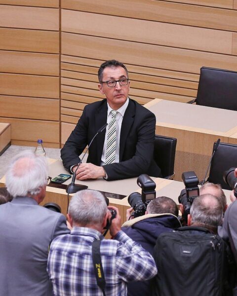 Cem Özdemir feiert Wahlerfolg, während Daniel Günther die CDU-Zuwächse kommentiert.