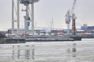 Hamburger Hafen mit Containerschiffen, symbolisierend den wachsenden Güterumschlag in Deutschland 2025.
