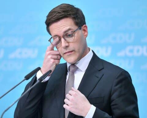 Manuel Hagel bietet Rücktritt an, erhält jedoch Standing Ovations von CDU-Parteiführung.