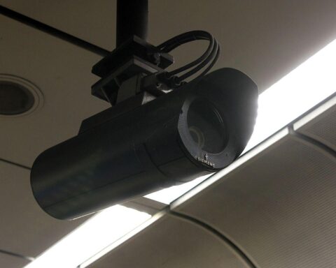 Überwachungskamera in urbaner Umgebung, Symbol für Sicherheit und Kampf gegen Kriminalität.