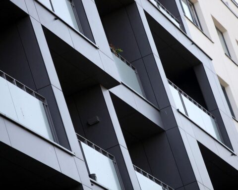 Fassade eines Wohnhauses, Symbol für bezahlbares Wohnen in Hamburg und soziale Verantwortung.