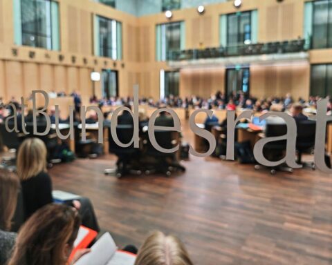 Bundesratssitzung: Entlastungspaket zur Modernisierung der Sozialverwaltung in Hamburg und anderen Ländern.