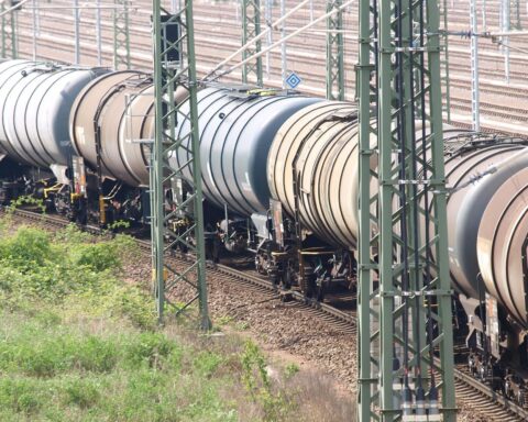Güterzug auf Gleisen, symbolisiert die Wichtigkeit von Logistikstandorten in Hamburg und Umweltschutz.