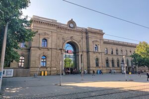 Auseinandersetzung am Magdeburger Hauptbahnhof: Verletzte Männer, Polizei im Einsatz, Konflikt.