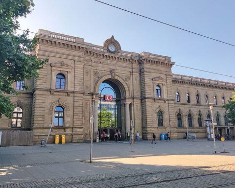 Auseinandersetzung am Magdeburger Hauptbahnhof: Verletzte Männer, Polizei im Einsatz, Konflikt.
