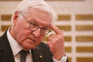 Frank-Walter Steinmeier diskutiert Völkerrecht und den Iran-Krieg während einer Veranstaltung in Berlin.