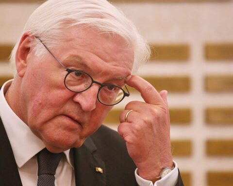Frank-Walter Steinmeier diskutiert Völkerrecht und den Iran-Krieg während einer Veranstaltung in Berlin.