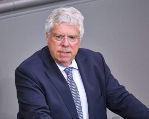 Jürgen Hardt spricht über Syriens Wiederaufbau und Rückkehr von Flüchtlingen in Berlin.