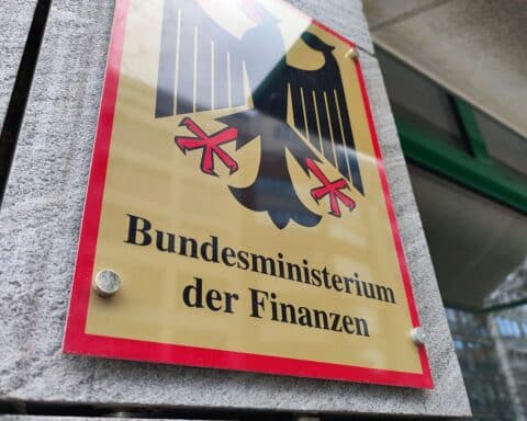 Gesetzentwurf zur Riester-Rente im Fokus: Kritik an Bürokratie und hohen Verwaltungskosten.