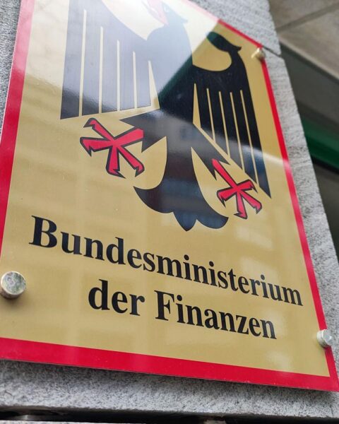 Gesetzentwurf zur Riester-Rente im Fokus: Kritik an Bürokratie und hohen Verwaltungskosten.