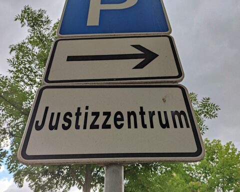 Gerichtssaal mit Mitarbeitern, die Künstliche Intelligenz zur Effizienzsteigerung in der Justiz nutzen.