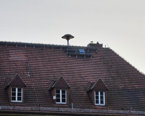 Sirene auf Dach symbolisiert den hessenweiten Warntag zur Überprüfung der Warninfrastruktur.