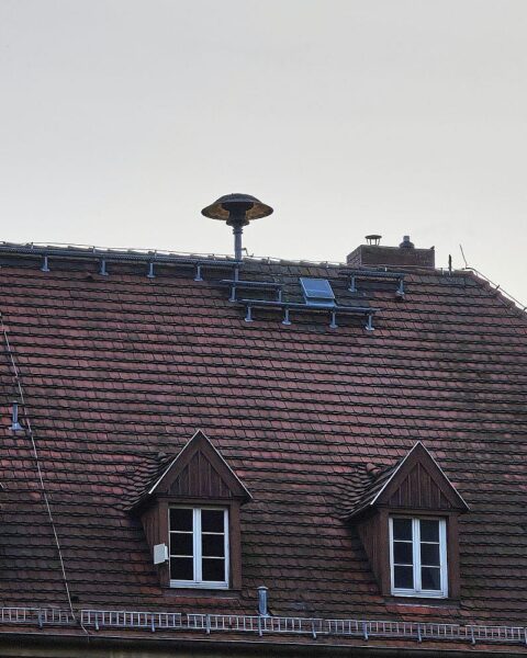 Sirene auf Dach symbolisiert den hessenweiten Warntag zur Überprüfung der Warninfrastruktur.