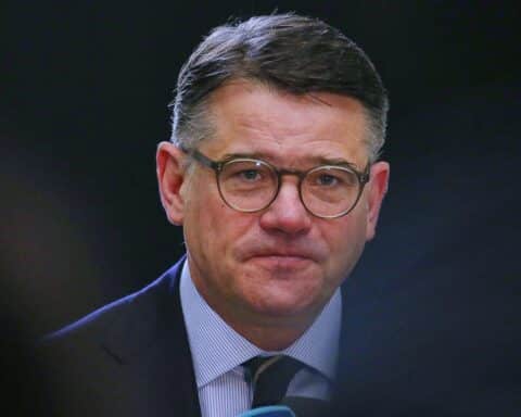 Ministerpräsident Rhein würdigt Jürgen Habermas' Beitrag zur Demokratie und Geisteswissenschaften in Hessen.