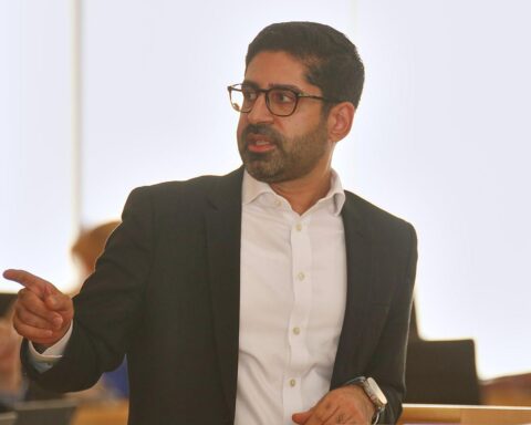 Kontrolleur im Bus angegriffen, Verkehrsminister verurteilt Gewalttat und fordert mehr Sicherheit.