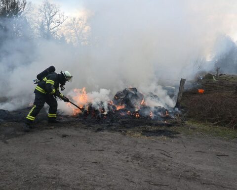 Heuballen brennen auf Weide, Feuerwehr im Einsatz, Polizei ermittelt wegen Brandstiftung.