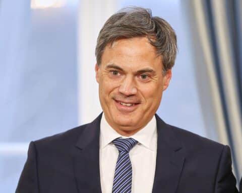 Norbert Himmler wurde als ZDF-Intendant bis 2032 wiedergewählt, trotz KI-Kritik und Skandal.