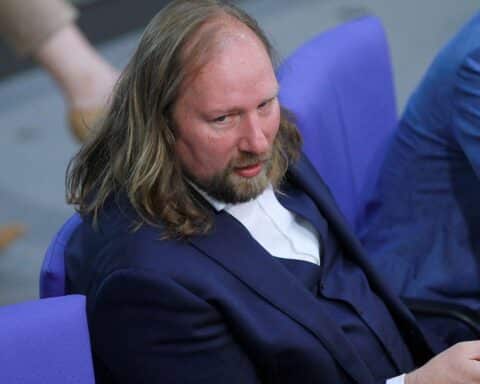 Anton Hofreiter kritisiert Kanzler, wichtigere Themen beim EU-Gipfel als Bürokratieabbau.