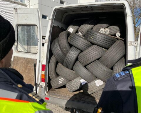 Polizei kontrolliert Lkw, findet Verstöße gegen Lenkzeiten und unzureichende Ladungssicherung.