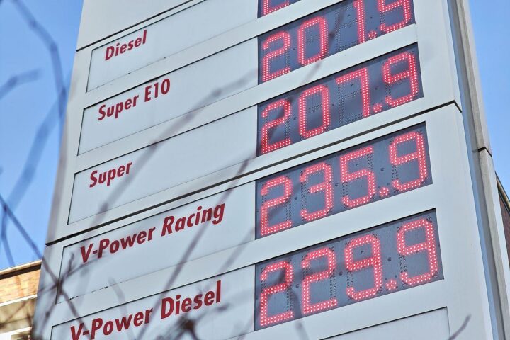 Tankstelle mit Preisanzeigern, die hohe Benzin- und Dieselpreise darstellen. Politik diskutiert Übergewinnsteuer.