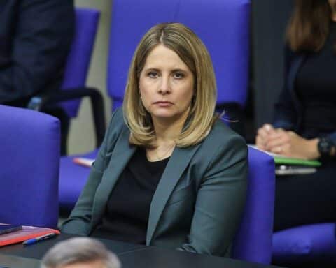 Verena Hubertz spricht über Wohnungsproblematik und politische Verantwortung in Deutschland.