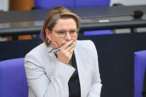 Bundesjustizministerin Stefanie Hubig diskutiert Paragraf 188 und Beleidigungen gegen Politiker.