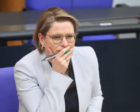 Bundesjustizministerin Stefanie Hubig diskutiert Paragraf 188 und Beleidigungen gegen Politiker.