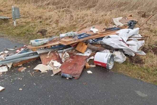 Illegale Müllentsorgung mit Bauschutt in Leck