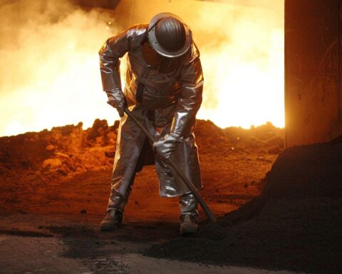 Industrieunternehmen in Unsicherheit: Iran-Krieg beeinflusst Energiepreise, Logistik und Nachfrage stark.