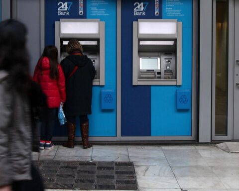 Geldautomat in Athen, symbolisch für wirtschaftliche Unsicherheit und steigende Inflation im Euroraum.