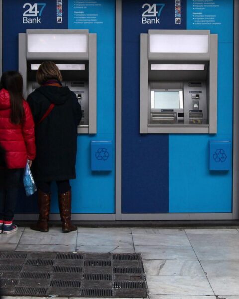 Geldautomat in Athen, symbolisch für wirtschaftliche Unsicherheit und steigende Inflation im Euroraum.