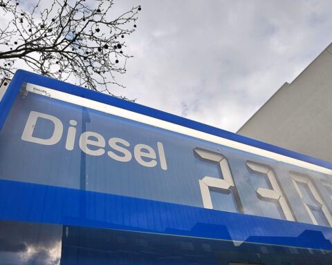 Tankstelle mit Preisen, reflektiert den Anstieg der Verbraucherpreise und Inflation in Deutschland.