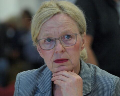 Regina Kraushaar und Margarida Marques diskutieren Hochgeschwindigkeitsstrecke Dresden-Prag zur Verbesserung des Schienennetzes.